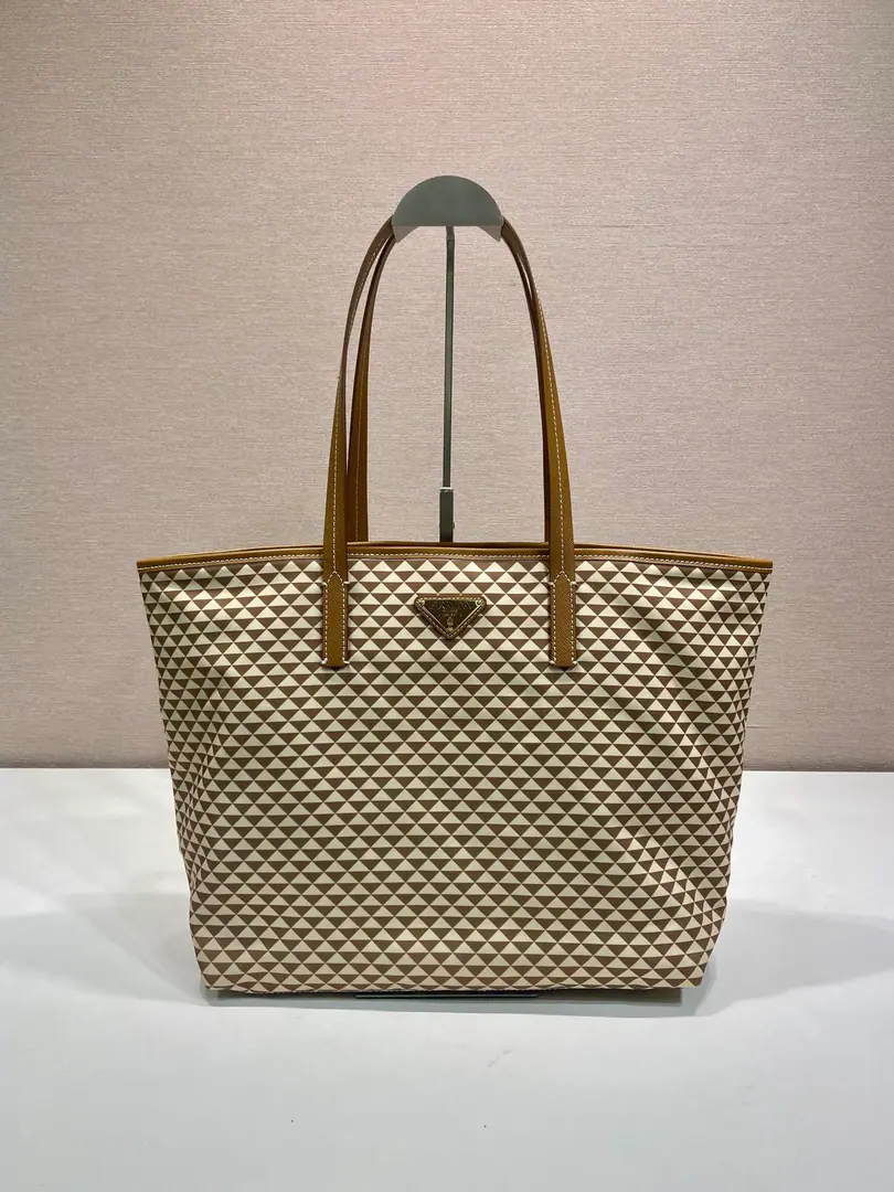 🎉New Tot Bag.🎉1BD New🎉🎉 This one.Tessuto TriangulumTote bag with imported nylon flour, A cross-cut cow skin., Triangular pattern is a good color., Large Space, It's really a big one.😘😘The top is very good., Ladies., Let's get started.🎉🎉, Spring and summer., Another time-consuming time-out.🎉🎉 Long33cHigh29xBottom14cm🎉🎉🎉