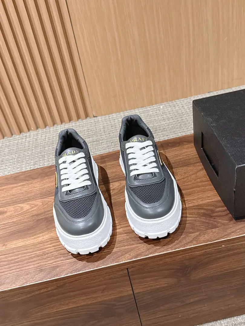 PRADA Prada's new air-net man's leisure shoes. Classic triangulation marking Use real skin synthesizing airnet materials More suitable for summer., Real leather and real leather shoes.！We're getting thicker.5cm Size: 39-44（45/46Custom without re-offer）