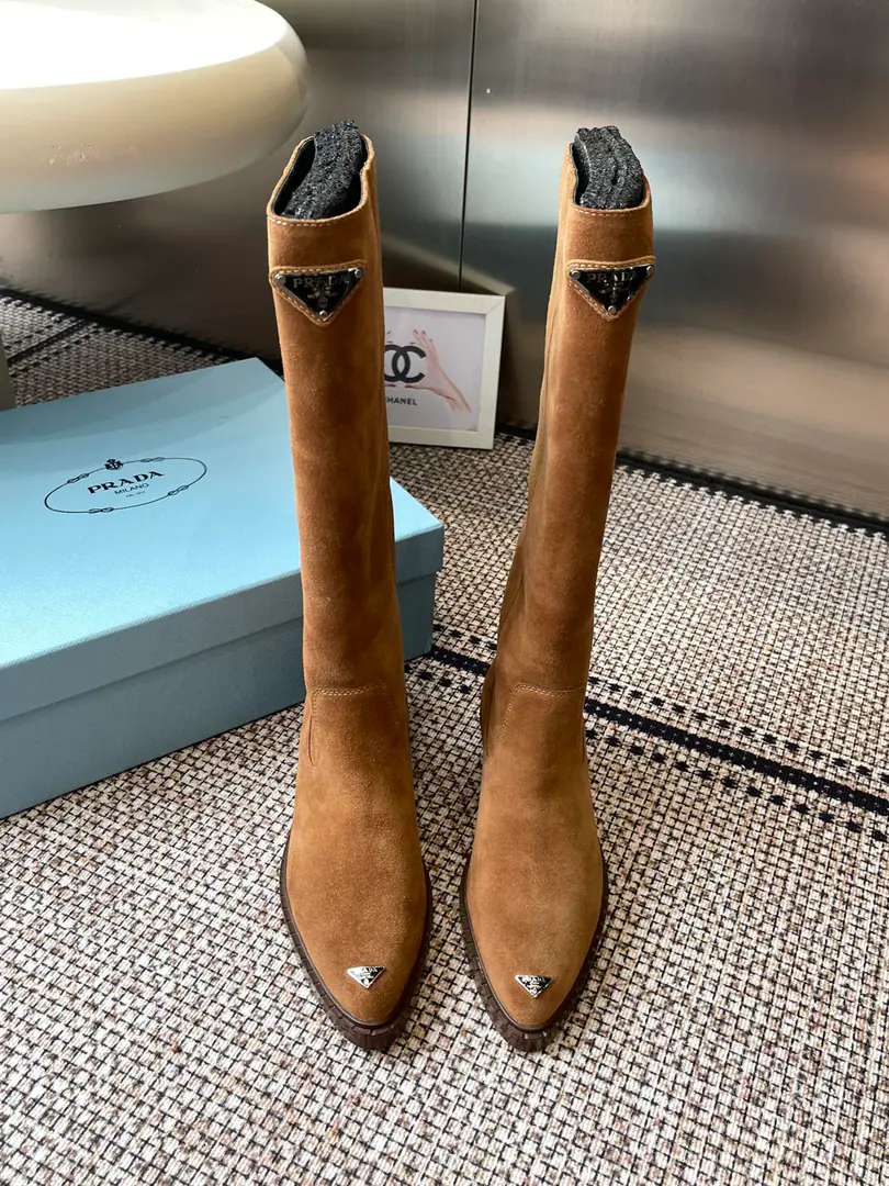 PRADA Prada. Autumn and winter, new triangulation boots. PradaIt'll be used on important occasions. A little bit of a little bit of a little bit of a pompous feeling about the fresh wind. The upper foot is perfect. The skinny one is just a little bit more slender. ♪ A graceful, big-flank, ♪ Various accessories It's all exclusive. A little.PradaVariation style The fabric is coming in./Cowskin. /The veal is high and bright. The inside water dyes the skin. Italian original rubber slided floor Codes: 35-40（40.41Do it.）