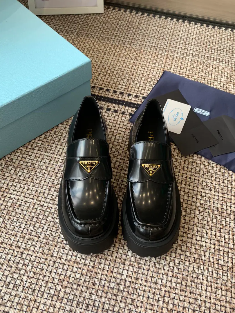 PRADA Prada.26SSNew and thick Mary Jane's shoes. The old-fashioned front-of-the-art, thick-toothed soles with their skin-of-skins make them light and comfortable. ♪ The colours of the bright ♪ To satisfy the many choices of the different styles of fashion.！MarkerlogoThe stamp is made of sand sand sandal sandal sandals., Every design element is on a fashionable spot.！Makes them light and comfortable. ♪ The colours of the bright ♪ To satisfy the many choices of the different styles of fashion.！ Shoe.: Open the beads./Cows are counter-feat., Uchi.: Bullskins. Otsumi!: Original version to open size: 35-41（40.41Custom without re-offer）