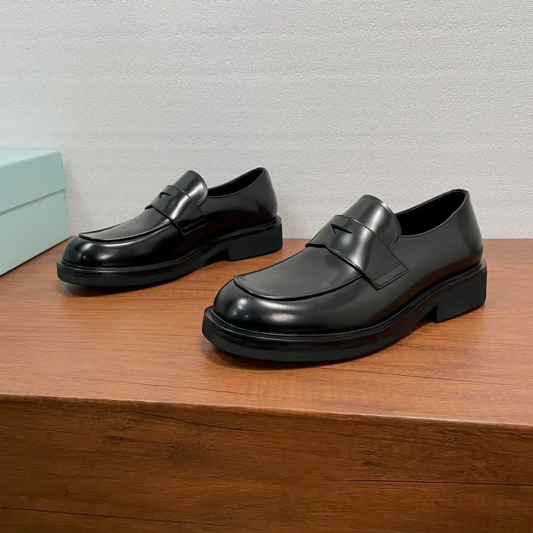 Prada A man's new leather and lyric shoes. This lyver shoes are so elegant and so modern.. It's carefully crafted with black cow skin and bright-faced beads., The classic cross-trip tape with the front is triangulated. Empty details., Sewing of imported car beds, Shoes-to-shoe design, Combining the skin with the vulcanization resistant grinding.EVAThe bubbles are so light and so deep., Full cow skin and a gold-hot pedal., - He's a man.. Classic Fashion, The upper foot is comfortable.！Dustproof bag with original box！ Codes: 39-40-41-42-43-44 Standard leather shoe size.（38/45I'll make sure I don't change it.） The cargo.: XY Pins. Black beads.