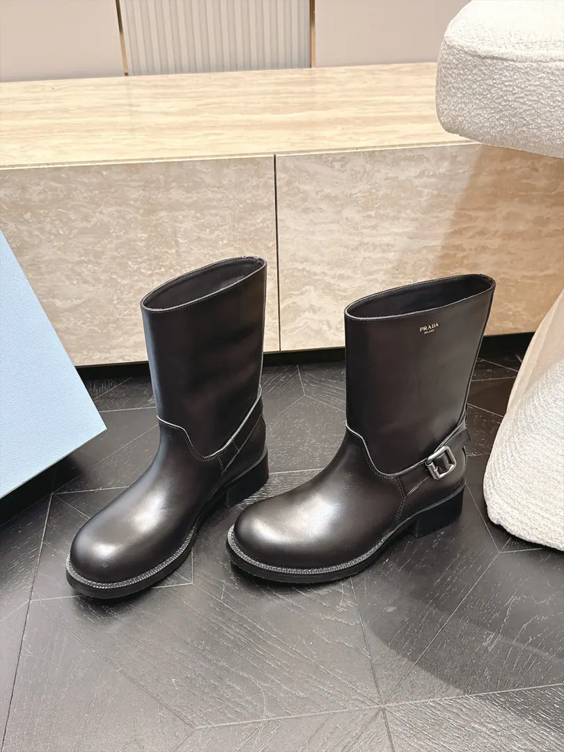 - It's a stroke. Prada/Prada.F 2026ssThe latest autumn and winter boot, the bottom-stamped Martin boots, the middle-stuff boots., A very long watch. Take the boots from the show. Original Recym The layout is superb. It's a classic. It's super patient. - It's a long-lasting suit. But... The Thin Legs. Jane's atmosphere. ✔Shoe.: Import head-decked cow skin ✔The inside sheep., Skins of feet. ✔Otsumi!: Original Group Bottom ✔Codes: 35-40（40Make a no-refund order.）