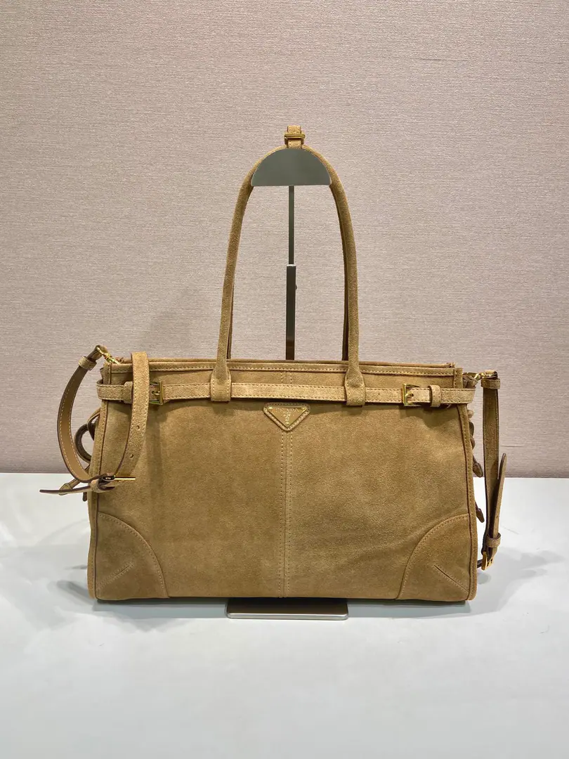 , 🎉LusSolfLeather.🎉1BA Big number.🎉🎉 This slant bag is imported with velvet.（Skin grinding.）, The classic colours are so classical., With a long shoulder band that can be deactivated., To facilitate the matching of different occasions., The capacity space is huge., The giants work.👏, It's definitely a cashier's allowance., Take this bag with you and bring it home.！Long38xHigh30xBottom12cm🎉🎉🎉👏👏👏