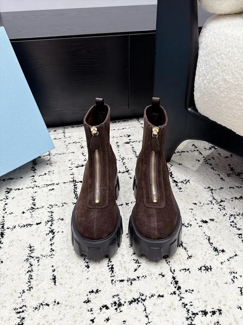 Prada 26/Prada's front zippers and boots. The shoes are really good this season., The milk tea system is perfect for the first fall., New shoes are so hot., Fashioned, leisure boots., It's so unique., Everybody loves and rides easy. It's gonna blow every year..And there's a hundred classic shoes., Enough to conquer you., Put it on., I'm not going to miss it., The feet are simple and handsome. ✔️Shoe.: Cows are counter-feat./Bullskins. ✔️Uchi.: Bullskins. ✔️Otsumi!: Original version to open ✔️SIZE: 35-41（40 41Custom without re-offer）