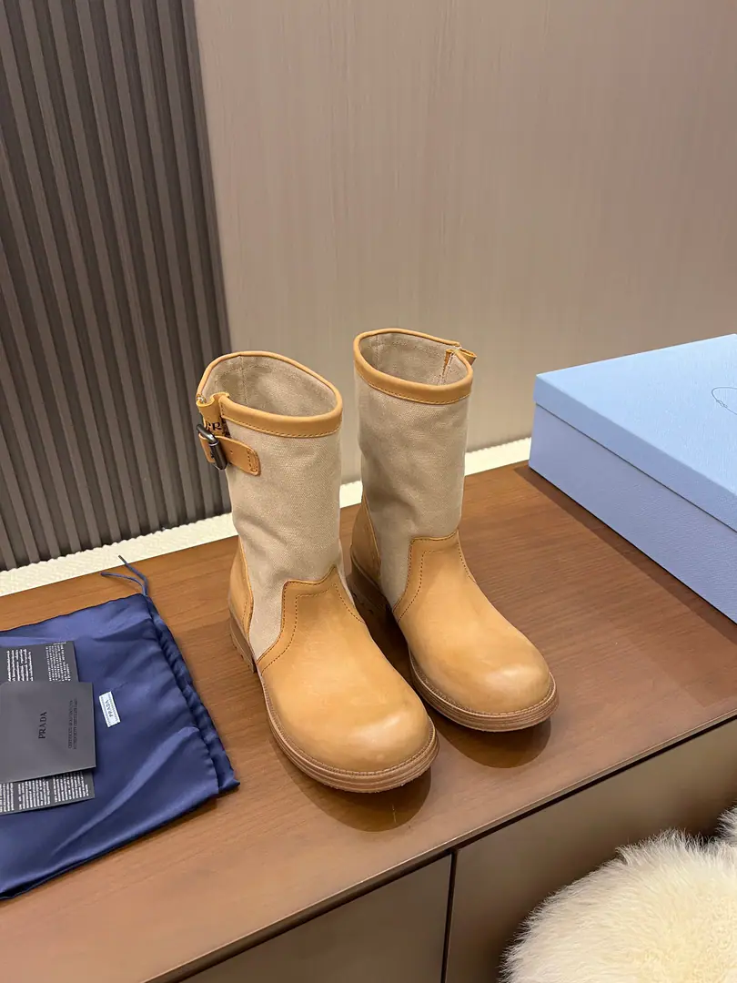 Plant price PRAD*A.Prada. 2026Autumn New The trunk of the car has a pair of boots. The star is the same.‼️ This one.PradaPut the button on the man-in-the-man boots., I want to blend canvas with real leather., Make perfect balance between retro-move and day-to-day leisure.. The metal button on the side of the boots is a little bit stylish., It's about a hard one., A smooth and thick pair of smooth rubber shoes., You can't walk like that., I'm sorry., There's no pressure on the commuter.. The canvass are a little bit of a resonance., The brightness of the money is so cool., It fits the jeans., Half-clothed., Wearing all kinds of pants.. Autumn with coats., The leather is so full of the mood., Balancing the colour values, Comfort and brand quality, I'm out of town everyday., It's a good trip. Colours: Apricots in the rice and yellow., The army is a green brown., The canvas is dark., Dark brown skin., It's pure black. Size: 35-40 Plant spot supply✔️
