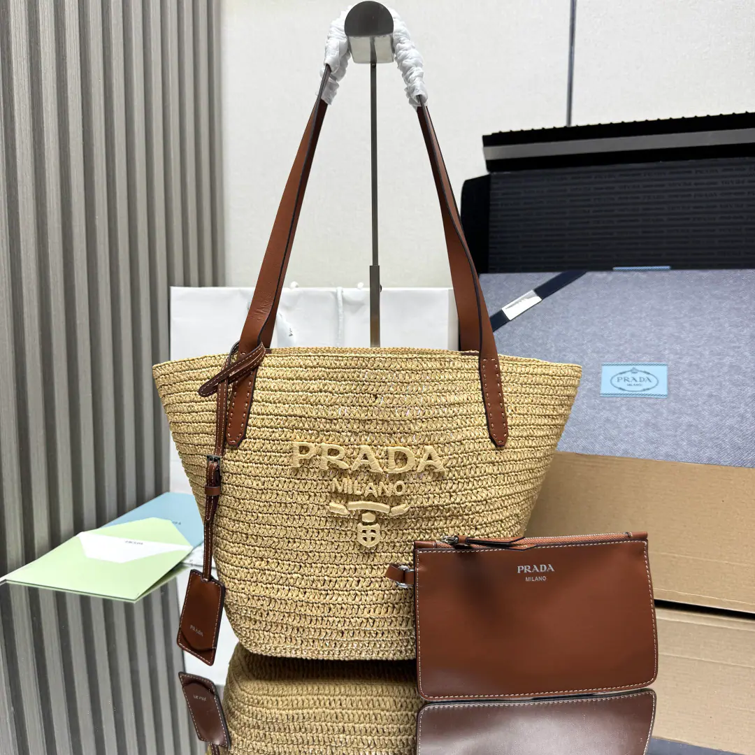 【Top First List】🌟2026New paragraph weaver shawl bag🎉 1BG This fine modern-day tort bag.🎉The connection with the leather details by hook, 🎉♪ Make the summer atmosphere ♪. Headstamp.🎉logo decoration🎉This is a wide-ranging design.. 🎉Leather handles. The leather key is untied inside.！Dimensions: High26×Kuan24×15cm