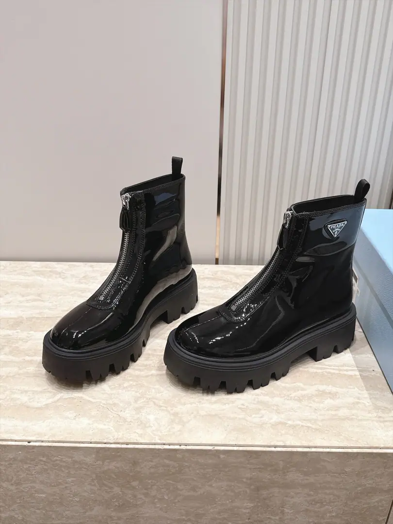 PradaPrada's thick and old Martin boots. Front zipper boots. Classic gear thick. A triangulation button. It's a little bit of air fashion. Fashion cow skin. Bull. The inside feet are so soft and delicate., My feet are comfortable., Rubber molds are smooth and light. Original packaged macroheight5CM Standard code number:35-40 41Sold