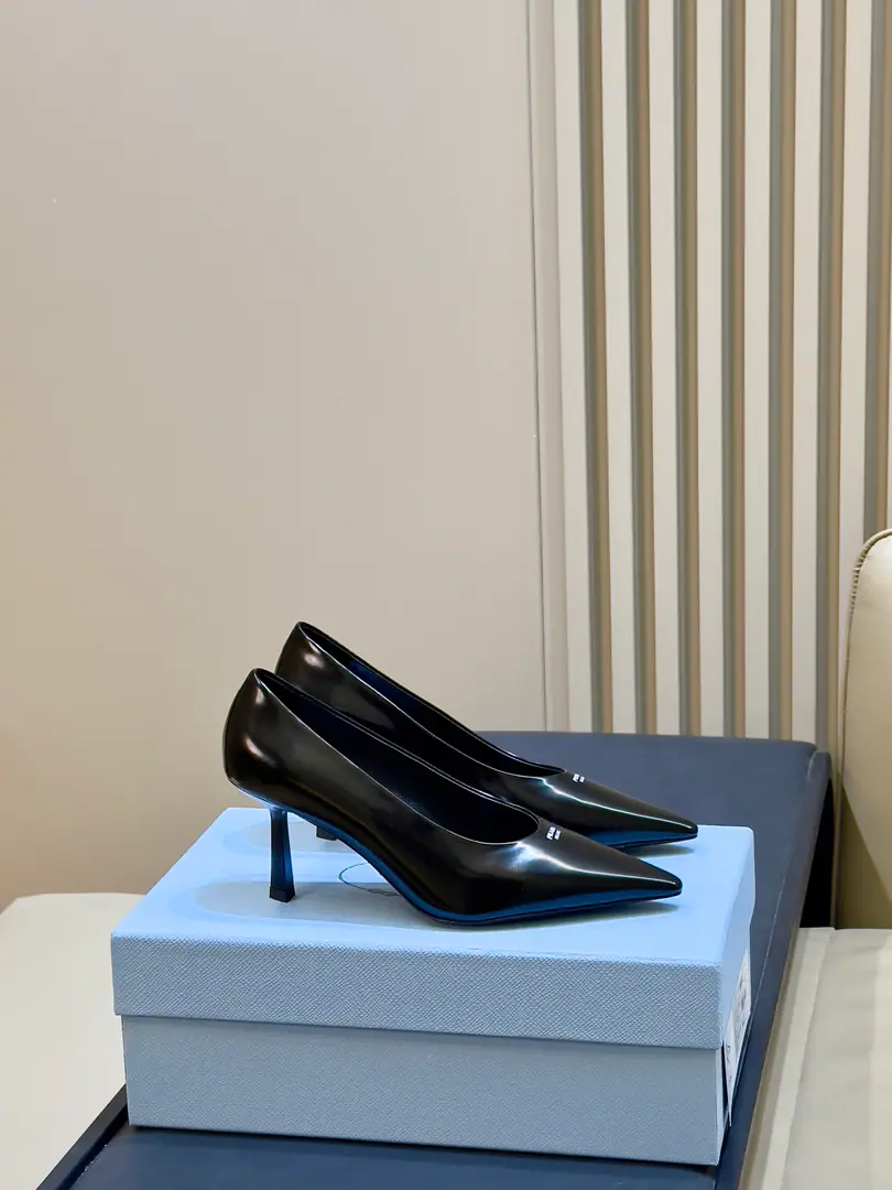 🆕⚠️ prada 26ss new arrival～High heels. PradaSpill-head heels., Use bright-face leather, The light is full., French graceful gas is directly full.！Pointhead+Ding-Sing, Cross-banding in the back empty., The moist feet are strong., You're not tired in your comfortable clothes.. There's a side of the shoe cushion.PradaMark, It's a branding thing.. It's not about dress and suit., It makes sense., Telecommuting, Date, It's a good time for the official.～ size:35-41(40-41I'll make sure I don't change it.)