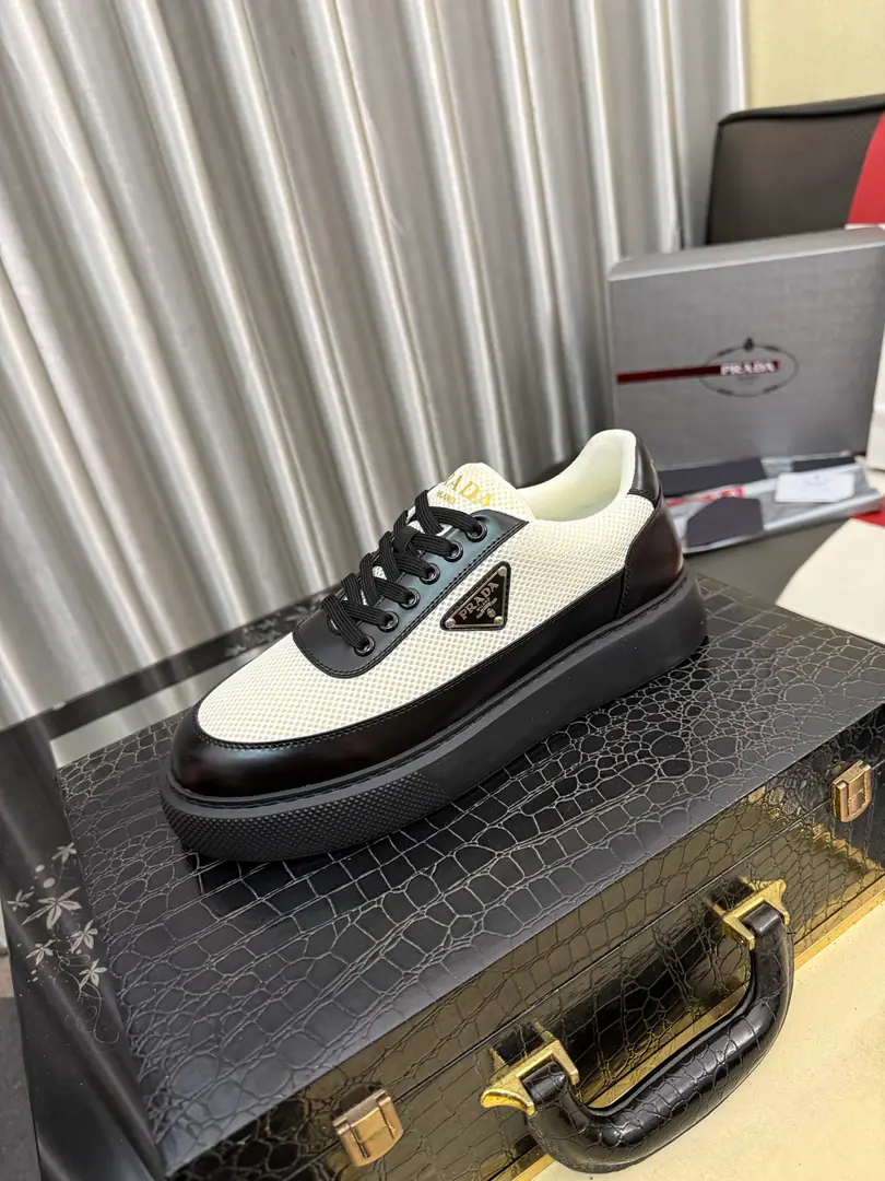 Get out of the factory.⌚⌚High Version A new, high quality.PRADA(Prada.)The cabinet is on the market., New men's shoes., 😘The fabric is for the head.. Uchi. Importing cattle and skins. 👍🏿High-end☄️- Open the slide-proof rubber floor., Fine line, Jane's atmosphere., The upper foot is comfortable., Leisure tourism. Codes:38One.44. （- It's a deal.45No re-election.）