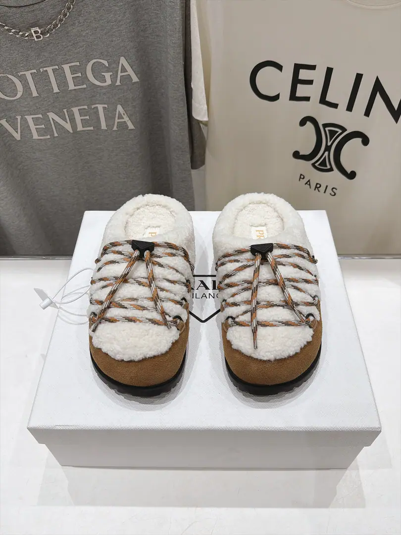 🏧𝐏𝐑𝐀𝐃𝐀Prada. Top Autumn and winter, half a bag of fur slippers. The fabric is imported into the anti-feather skin.+The wool. I'm gonna put my foot in the back and import the wool. Original OpenTPUOtsumi! Size 35-41 [40.41Make a reservation.]