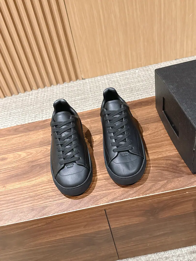 PRADA Prada's new man's leisure shoes. This year's show. Leisure style pops up.！Full-particle cow leather., Inside, the cow hides., I'm comfortable with air.. The side-side real-cut triangulation sign is embedded on the soles of the shoe.！The original is light and light. - Wearing it without pressure.！Size: 39-44（45/46Custom without re-offer）