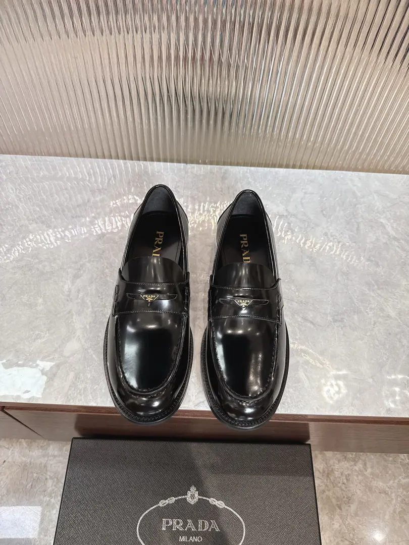 Prada/Prada. The new man's got a shoe. The Xanax. You know what you're doing.！ Made from imported black-faced cow skin Sew-up process Soft and cozy and cozy. Classic LeFoo shoes. Triangular metal, punctuated with a punctuated strip. Elegance atmosphere High quality. I'll kill every single commodity in the market. Marked gold pony stubble. The inside calf skin. It's a real pair of skins. Hand-hand rubber stickers. Slipperproof grinding. The upper foot is very comfortable. Packed with dustproof bags and shoe pulls Standard leather shoe size.: 39-40-41-42-43-44 (38.45.46Custom) The cargo.: 2D B A bright cow.