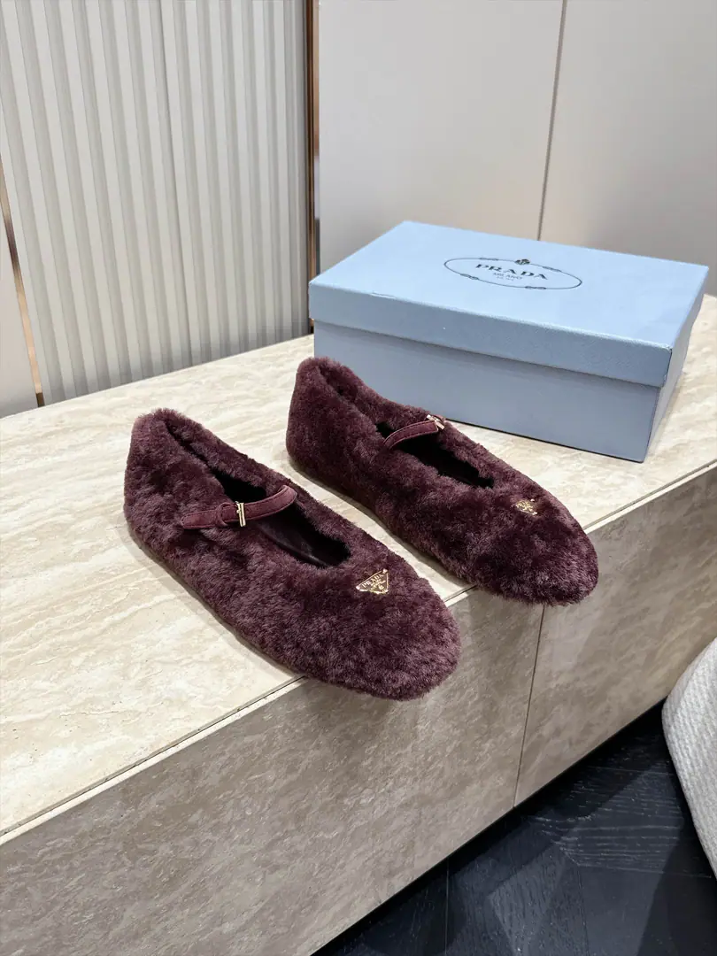 Top Version Prada Prada. 2026ssNew Mary Jane's flat-footed and Happy's hairy shoes. The Red Bang is coming.！The big reds are the first to experience., RedinsThe Herb-breeding God., It's a very retrograde wind., The aerobics are perfect., It's a very classic design., It's very high-class and very comfortable..Original 1-to-one.！Absolute monopolistic practice！ Fabulous.: wool. Uchi.: Lamb skin. Otsumi!: The Italian skin is a big thing. Size: 35-40（40I'll make sure I don't change it.）