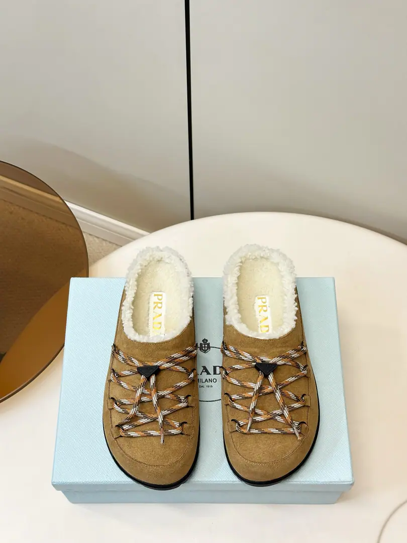 Prada｜Prada triangle26ssThe new one is bound by lambs and a half-trip. Fashion bracken slippers. ♪ Bringing a sense of slobber and old winter ♪, Round-headed shoes with various types of feet, Wearing and strapping. Cross-loading., The good things are always the same as the design., The warmer signs are very low-key., I'm a outdoor worker and I'm a little bit of a little bit of a home-cooked.. The garbs are a unique design that is half-further., We're going to have to balance winter warmness with the tide., You're lazy and stylish., ♪ Take the feeling of the mood of the autumn winter ♪, It's a 100-packed warm shoe suit from winter.. Shoe.: Importing high-swilight cattle back-feathers Uchi.: The lamb's furs. Otsumi!: Original version to open size: 35-41Code（40, 41Code custom is not to be changed）
