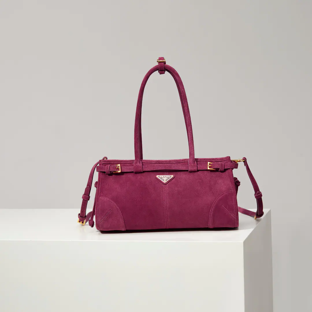 【Specialized plant】🎉LusSolfSkin grinding.🎉1BA /Wine./Skin grinding.🎉🎉 This slant bag is imported with sandy sand., It's a classic., With a long shoulder band that can be deactivated., To facilitate the matching of different occasions., The capacity space is huge., The giants work.👏, It's definitely a cashier's allowance., Take this bag with you and bring it home.！Long32xHigh15.5xBottom12cm🎉🎉🎉👏👏👏