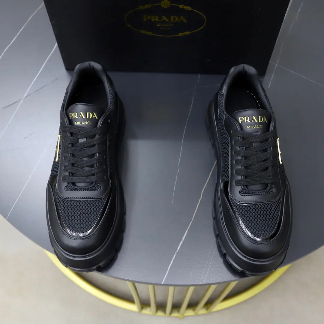 Get out of the factory. Prada/Prada. Gentlemen.CourtThe head of leather and sneakers is on the line.！The best.！ The design of this sneakers captures the essence of modern style., Combining motion function with simple and about elegant. Made from imported cow skins, Same-colour tie details create fluidly uniform visual effects, The outer side of the shoe is shaped with a simple but highly recognizable triangle marking geometry., Shoes head stamp.Prada MilanoLogo, A mix.4.5cmThe bottom of the soft rubber., The back of the heel is marked with details., The bottom is accompanied by geometrical textures., Slipperproof and grindy., The whole skin liner is designed to be fitted with a plaque to remove the logo., Take a breath from your upper feet.！Full packaged dustproof bags！ Size: 39-40-41-42-43-44-45 Standard leather shoe size.