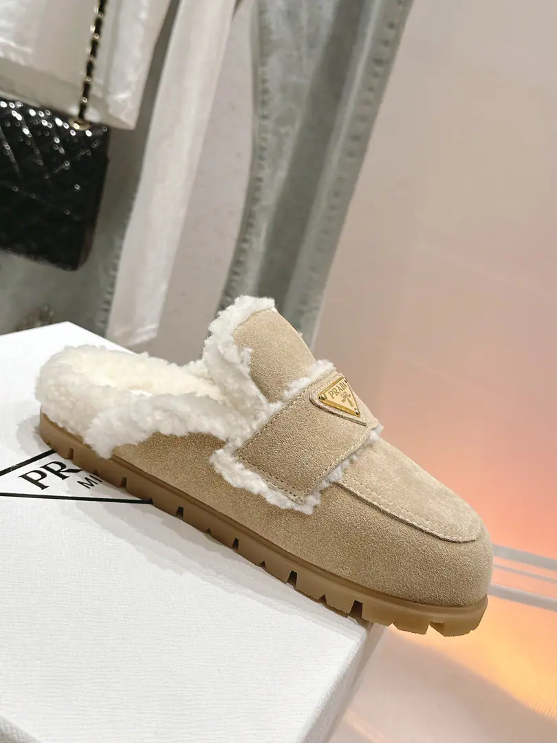 🏧𝐏𝐑𝐀𝐃𝐀Top Top The Pradya triangle is snow-dry with a metal gear wheel.！ Fashion imports, sprout. In the blue wool of the Australian sheep./Foot. Original double color is too lighttpuBottom+Real leather. Size35-41 [40.41Custom]