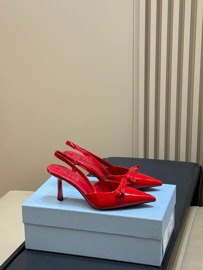 🆕⚠️ prada 26ss new arrival～High heels. PradaSpill-head heels., Use bright-face leather, The light is full., French graceful gas is directly full.！Pointhead+Ding-Sing, Cross-banding in the back empty., The moist feet are strong., You're not tired in your comfortable clothes.. There's a side of the shoe cushion.PradaMark, It's a branding thing.. It's not about dress and suit., It makes sense., Telecommuting, Date, It's a good time for the official.～ size:35-41(40-41I'll make sure I don't change it.)