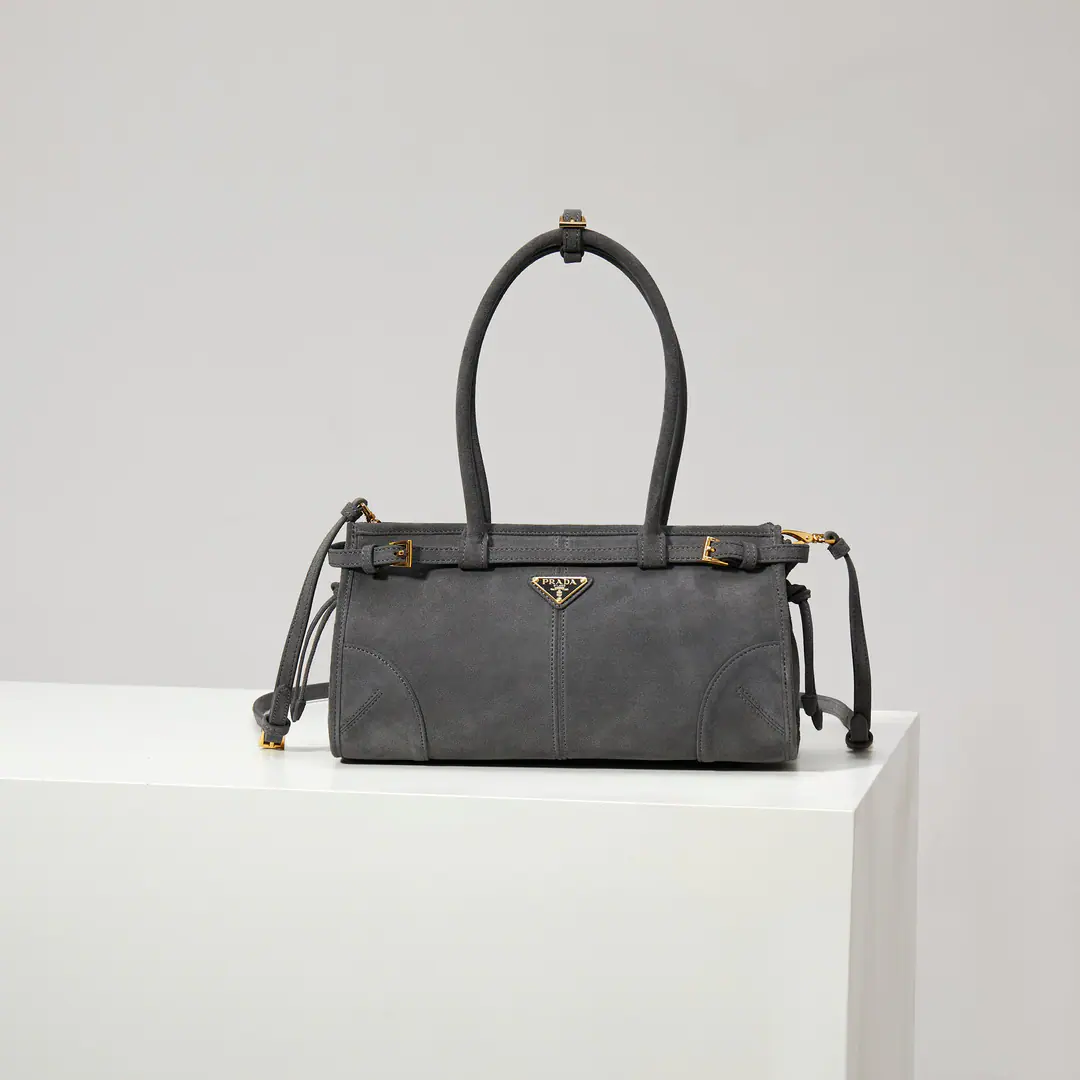 【Specialized plant】🎉LusSolfSkin grinding.🎉1BA Coal Grey/Skin grinding./🎉🎉 This slant bag is imported with sandy sand., It's a classic., With a long shoulder band that can be deactivated., To facilitate the matching of different occasions., The capacity space is huge., The giants work.👏, It's definitely a cashier's allowance., Take this bag with you and bring it home.！Long32xHigh15.5xBottom12cm🎉🎉🎉👏👏👏