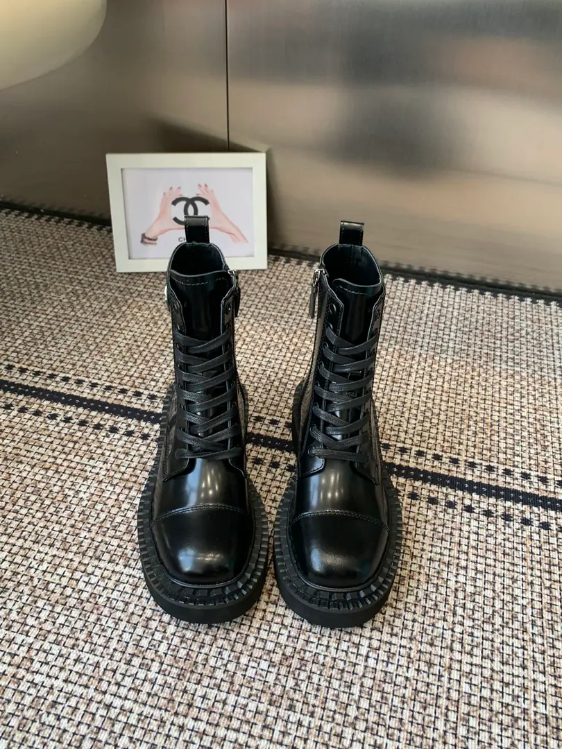 PRADAThe Prada Classic Triangular King blew Martin's boots off.. This year's big money.. The upper foot is thin., Use of multiple imported materials throughout the series: Cowskin., Open the beads., The veal is high and bright., The inside water dyes the skin.！！The bubble is light and comfortable.. Codes: 35-41（41I'll make sure I don't change it.）