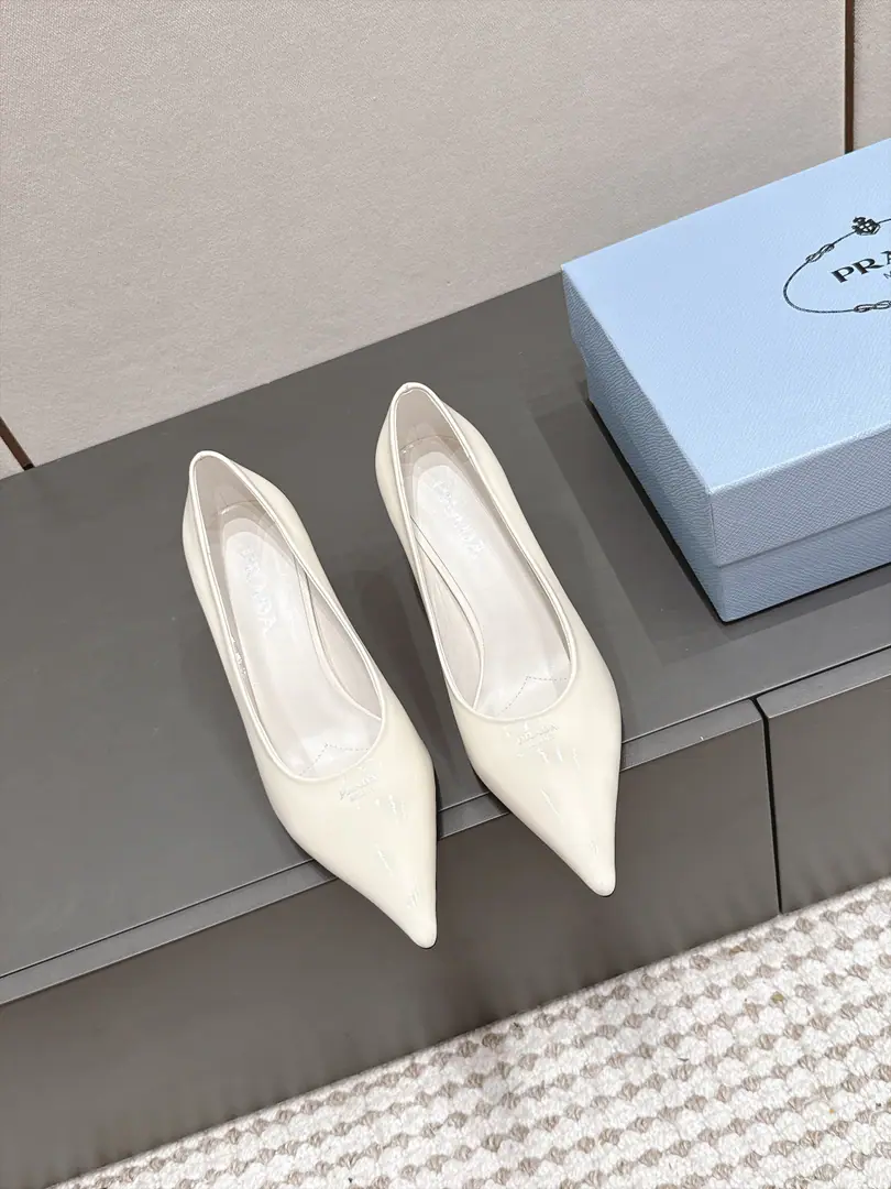 Requisition level（Bring the plane box.） Prad* 26/The classic triangle with a small high heels. Use sharp and sharp head.+Group of geometric triangles, Triangular alignment of the shoe head is brand recognition., Pulling legs together is reinforcing the sense of vanity.. Heel is a fine height., I've been uplifting my grace while keeping my shoe-type savvy.. Shoes are designed with simple, undecorated designs., Only brand-marked triangles on the head of shoes., Footprints.PRADAMarking, Shoemaking guarantees a comfortable and well-dressed set of feet.. Shoe.: Bill openings, cow skin./Painted skin. Uchi.: Lamb skin. Otsumi!: That's a big one. Increase: 7cm size: 35-41Code（40, 41Code custom is not to be changed）