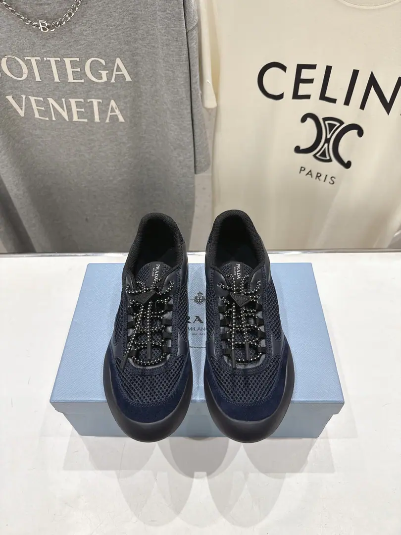 Female/Men 🏧𝐏𝐑𝐀𝐃𝐀Prada. Latest series Top Cozy, couple shoes.👫Leisure sports shoes The fabric imports the cow skins.+Airnet. I'll use airnets inside. Original OpenTPUOtsumi! Size35-45 [Women40.41/Men45Make a reservation.]