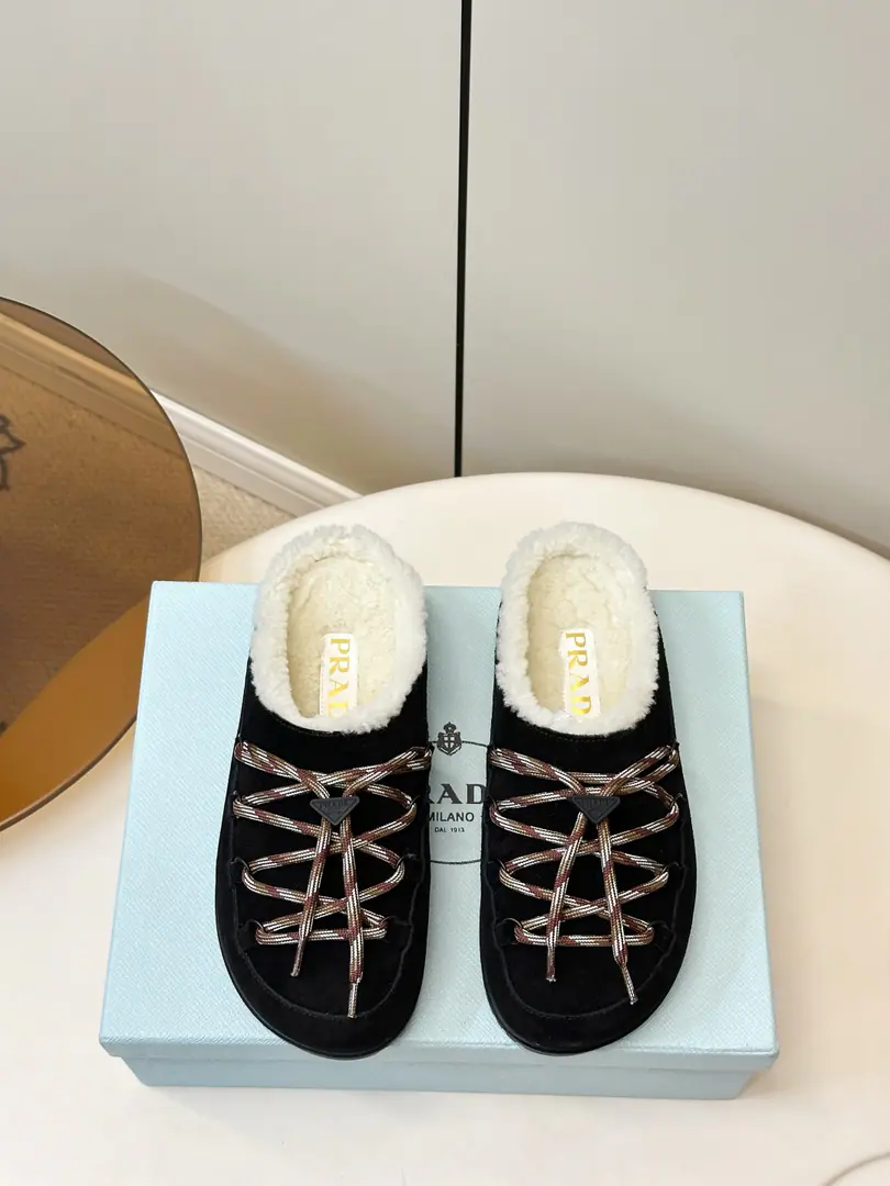 Prada｜Prada triangle26ssThe new one is bound by lambs and a half-trip. Fashion bracken slippers. ♪ Bringing a sense of slobber and old winter ♪, Round-headed shoes with various types of feet, Wearing and strapping. Cross-loading., The good things are always the same as the design., The warmer signs are very low-key., I'm a outdoor worker and I'm a little bit of a little bit of a home-cooked.. The garbs are a unique design that is half-further., We're going to have to balance winter warmness with the tide., You're lazy and stylish., ♪ Take the feeling of the mood of the autumn winter ♪, It's a 100-packed warm shoe suit from winter.. Shoe.: Importing high-swilight cattle back-feathers Uchi.: The lamb's furs. Otsumi!: Original version to open size: 35-41Code（40, 41Code custom is not to be changed）
