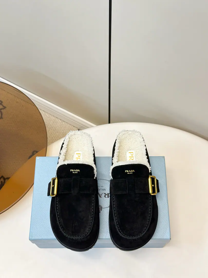 Prada｜Prada.26ssAutumn and winter, new twigs, with bourken lamb slippers.！ 26Autumn and winter, half-feathered and towed shoes., With a thin velvet face and soft lamb hair lined up., Metal-buttoning and thick-down design, Warm and high.. A graceful pair of shoes and a laziness of fury shoes., It's for the autumn and winter to build a high-level laxity mix., ♪ And I'll ride the leisure to the light ♪. Shoe.: Cows are counter-feat. I'm putting my feet together to plant wool. Slipboard Base Codes:35-40Code(40I'll make sure I don't change it.)