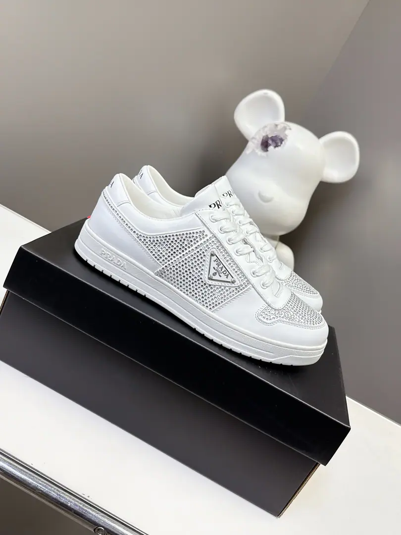 🏧𝐏𝐑𝐀𝐃𝐀Top-of-the-line new guy shoes series. The shoes are very nice and not soft. It's a lot of leisure., The feet are quite comfortable. - It's good to have air., It's a year and season.😆 The fabric is imported into the skin of cattle. The inside and the foot use cow skin. OriginalTPUOriginal Base Men:39-45 [45Custom]