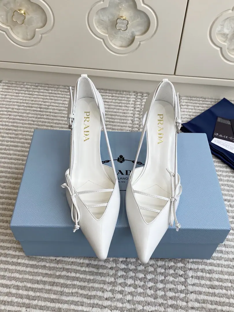 Batch 🐳Requisition level❗️PradaPrada.〰2026The early spring new money.🆕Butterfly knots, high-end, single-shoes. ✔️This high heels are with commas and commas., I'll rewind my shoes.PradaThe elements of the past design, It creates a congenial slurized slur and a mix of motion elements.. ✔️Shoe.: Importing cow paints/Open the oxen./In the sheep's skin. ✔️That's a big one. ✔️He's tall.: 7.5cm ✔️size: 35-39（34.40.41Custom without re-offer）