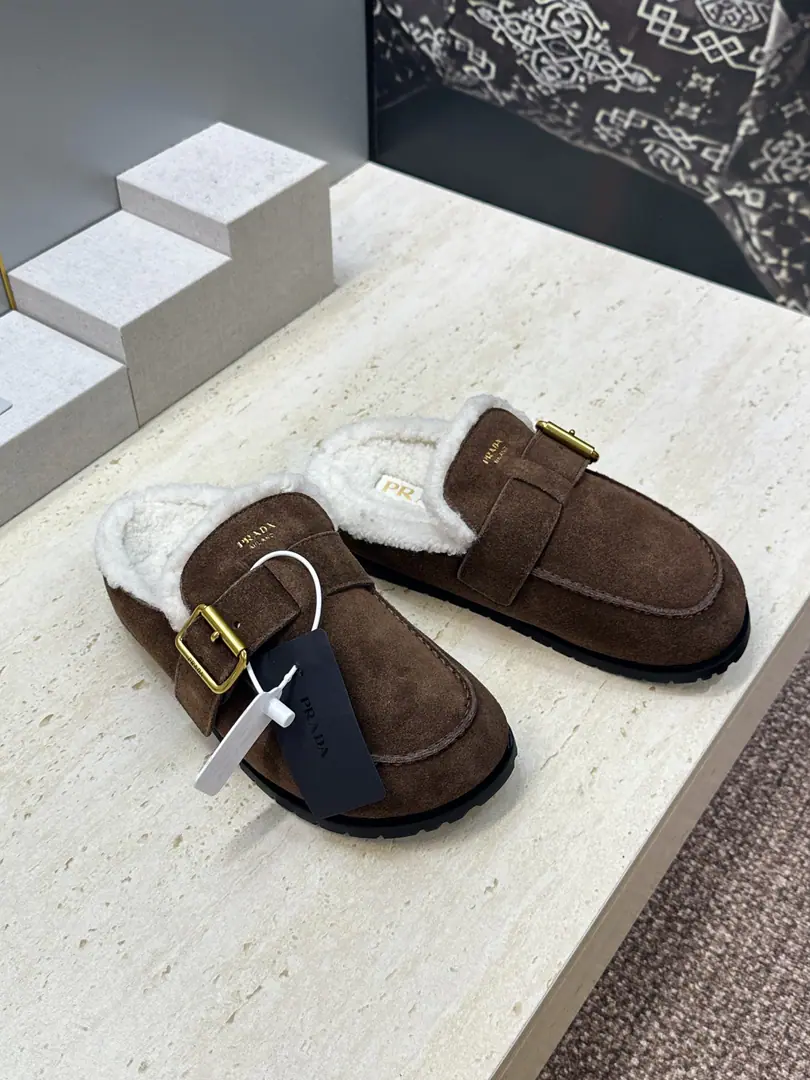Plant prices Prada 2026A new lamb, mamule's shoes. Prada letterslogoThe hardware is a round-headed slipper. Material: Shoes are imported into sheep, skin.+Import the lamb's wool.+Original modeling slides over base Size:35-41(40.41Custom without re-offer）