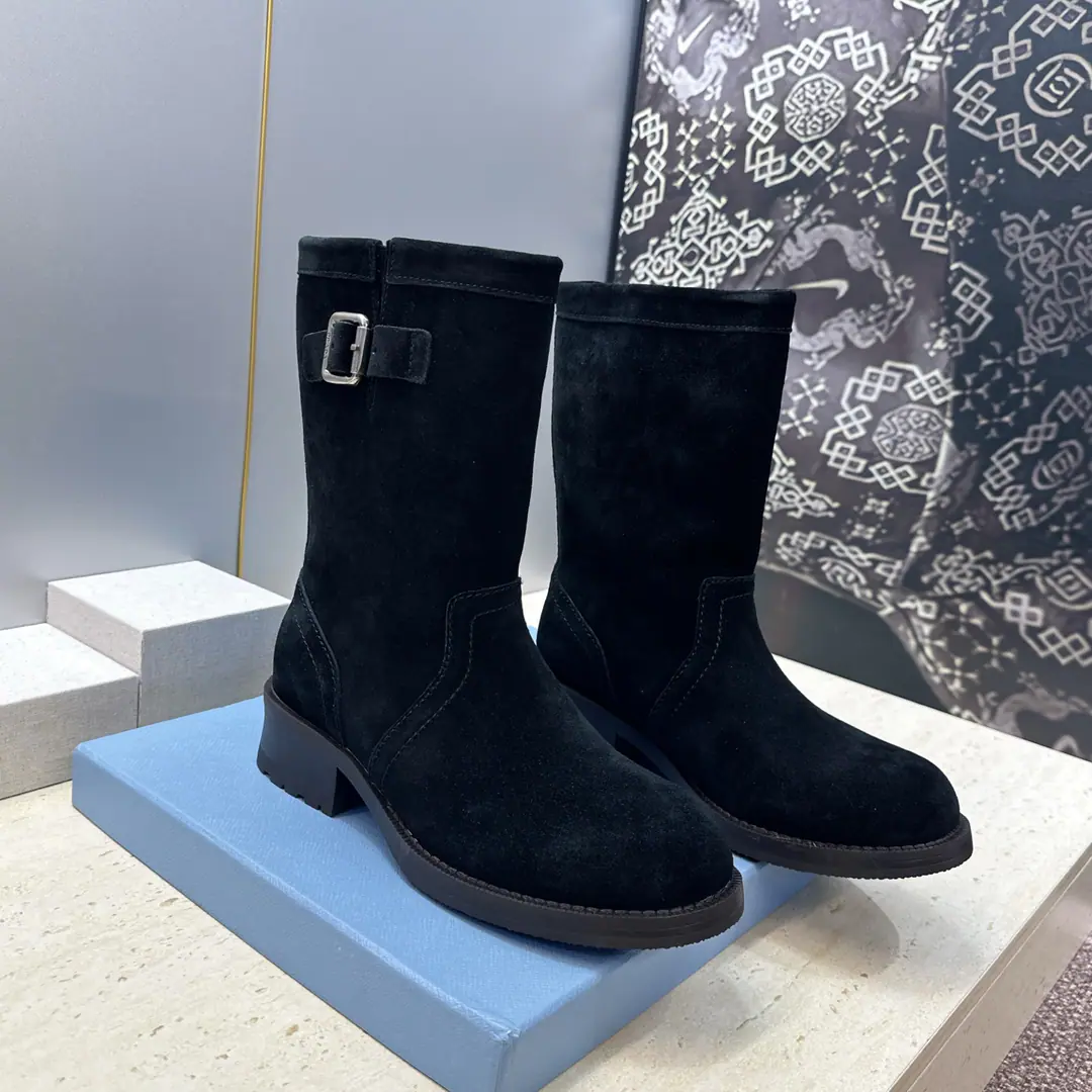 Plant prices Prada Prada. 2026Autumn and winter new nomadic style and naked female boots. PHome LetterlogoThe hardware is a round-trip, a full-footed knight's boots. Material:Shoes are imported into sheep, skin.+Water-tied cattle mats and feet+Original modeling slides over base He's tall.:2.5CM Size: 35-40(40You're gonna have to do it or not.）