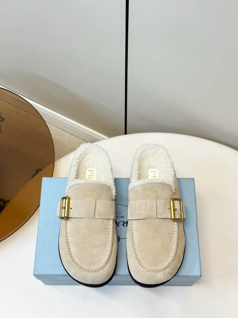Prada｜Prada.26ssAutumn and winter, new twigs, with bourken lamb slippers.！ 26Autumn and winter, half-feathered and towed shoes., With a thin velvet face and soft lamb hair lined up., Metal-buttoning and thick-down design, Warm and high.. A graceful pair of shoes and a laziness of fury shoes., It's for the autumn and winter to build a high-level laxity mix., ♪ And I'll ride the leisure to the light ♪. Shoe.: Cows are counter-feat. I'm putting my feet together to plant wool. Slipboard Base Codes:35-40Code(40I'll make sure I don't change it.)