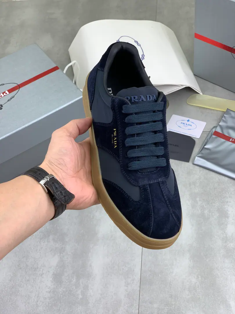 Plant prices 【Real value】Latest The official network is on the market., 🆘 Tide（Prada.Prada）The main pusher is the money., The front-hander's a fashion guy's shoe., Cow-faced.1: 1..Fashion is fine., The original imported cattle mats and feet inside the cow's skin.. The atmosphere is more adept and more strategizing., It'll turn the old mind around., You must be a fashionist.! You'll have to stay.! The high comforts.TPU- The bubble., Work at high quality. Codes: 38-45 5️⃣Colour Optional.