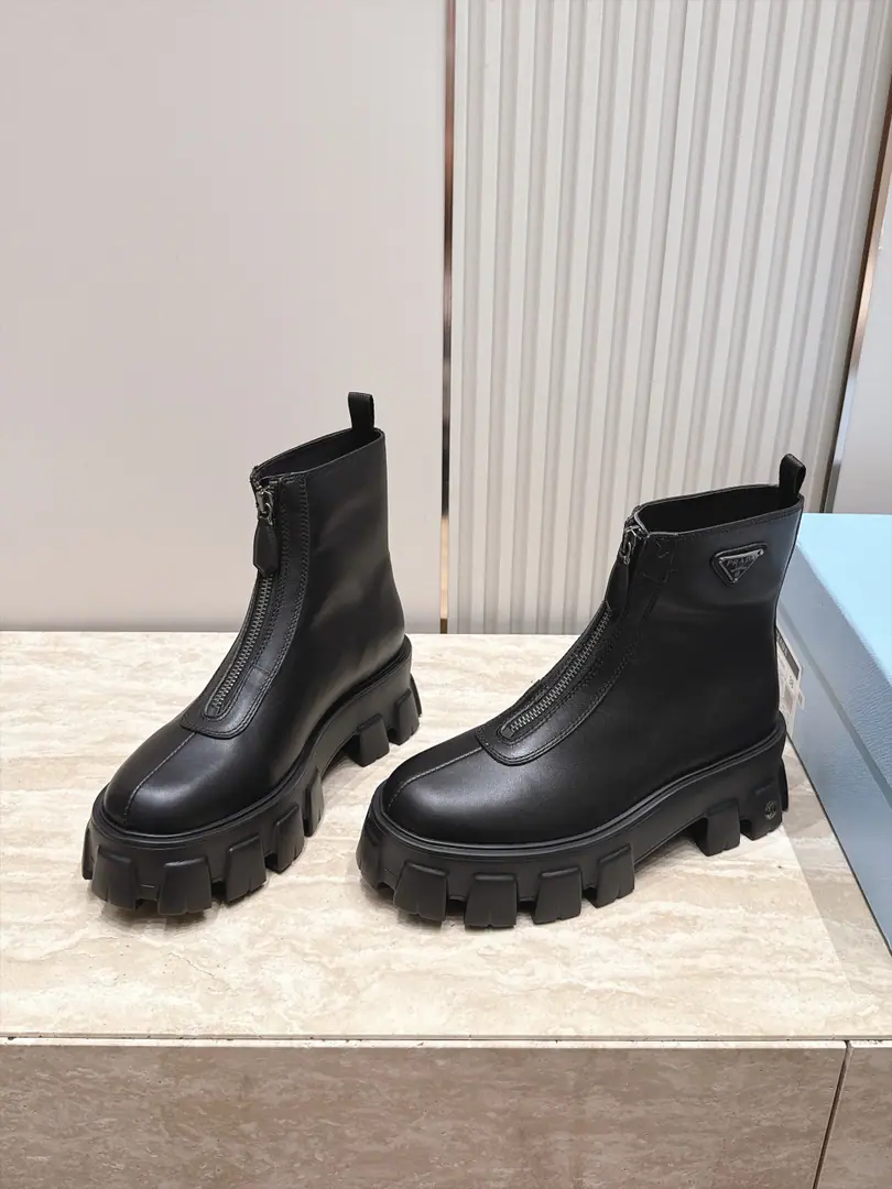 PradaPrada's thick and old Martin boots. Front zipper boots. Classic gear thick. A triangulation button. It's a little bit of air fashion. Fashion cow skin. Bull. The inside feet are so soft and delicate., My feet are comfortable., Rubber molds are smooth and light. Original packaged macroheight5CM Standard code number:35-40 41Sold