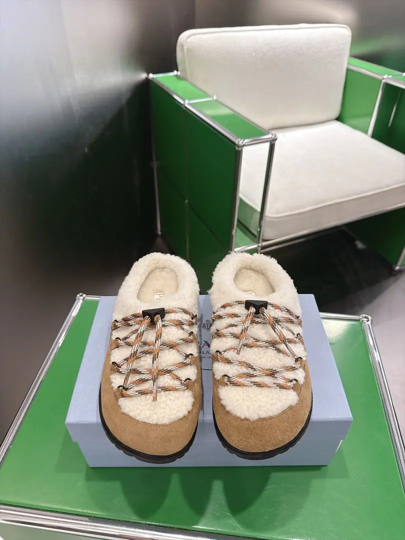 （k )Prada Prada. The latest Mary Jennifer's.‼️ Makes them light and comfortable. ♪ The colours of the bright ♪ To satisfy the many choices of the different styles of fashion.！The logo metal triangle with foot slippers is fitted with ancient sand sand sandal sandal sandals., Every design element is on a fashionable spot.！ Fabulous.: Import wool Uchi.: Import wool Bottom: Original Shoe Bottom Codes: 35-39（40Customize or not change）