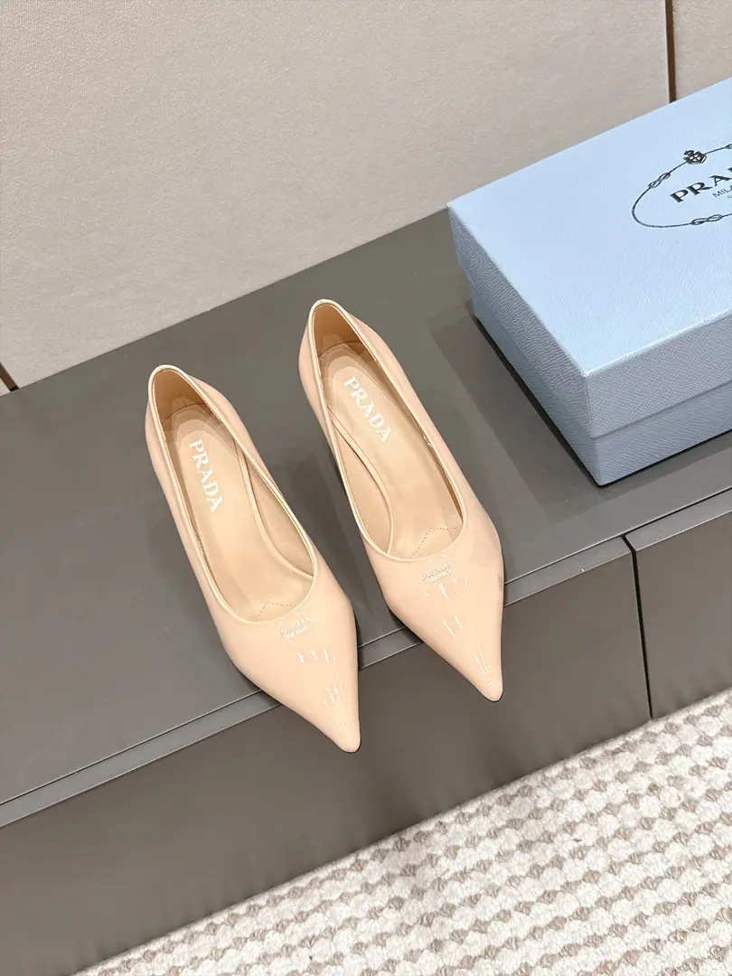Requisition level（Bring the plane box.） Prad* 26/The classic triangle with a small high heels. Use sharp and sharp head.+Group of geometric triangles, Triangular alignment of the shoe head is brand recognition., Pulling legs together is reinforcing the sense of vanity.. Heel is a fine height., I've been uplifting my grace while keeping my shoe-type savvy.. Shoes are designed with simple, undecorated designs., Only brand-marked triangles on the head of shoes., Footprints.PRADAMarking, Shoemaking guarantees a comfortable and well-dressed set of feet.. Shoe.: Bill openings, cow skin./Painted skin. Uchi.: Lamb skin. Otsumi!: That's a big one. Increase: 7cm size: 35-41Code（40, 41Code custom is not to be changed）
