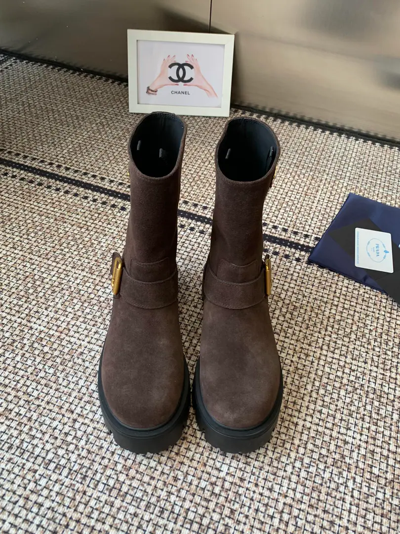 The fur cow. PRADA 26ssPrada's classic triangle, the king of the world blowing up female boots. The series that I can't buy in winter., It's definitely the big one this year.！！- The thief is beautiful.！PradaThe boots are really stunned.！The upper foot air is so skinny, it's just a little bit pinched. Shoe.: Bullskins./Bull. Uchi.: Bullskins. Otsumi!: The prototype is a big one. Size: 35-41（40.41Make a reservation or not.）