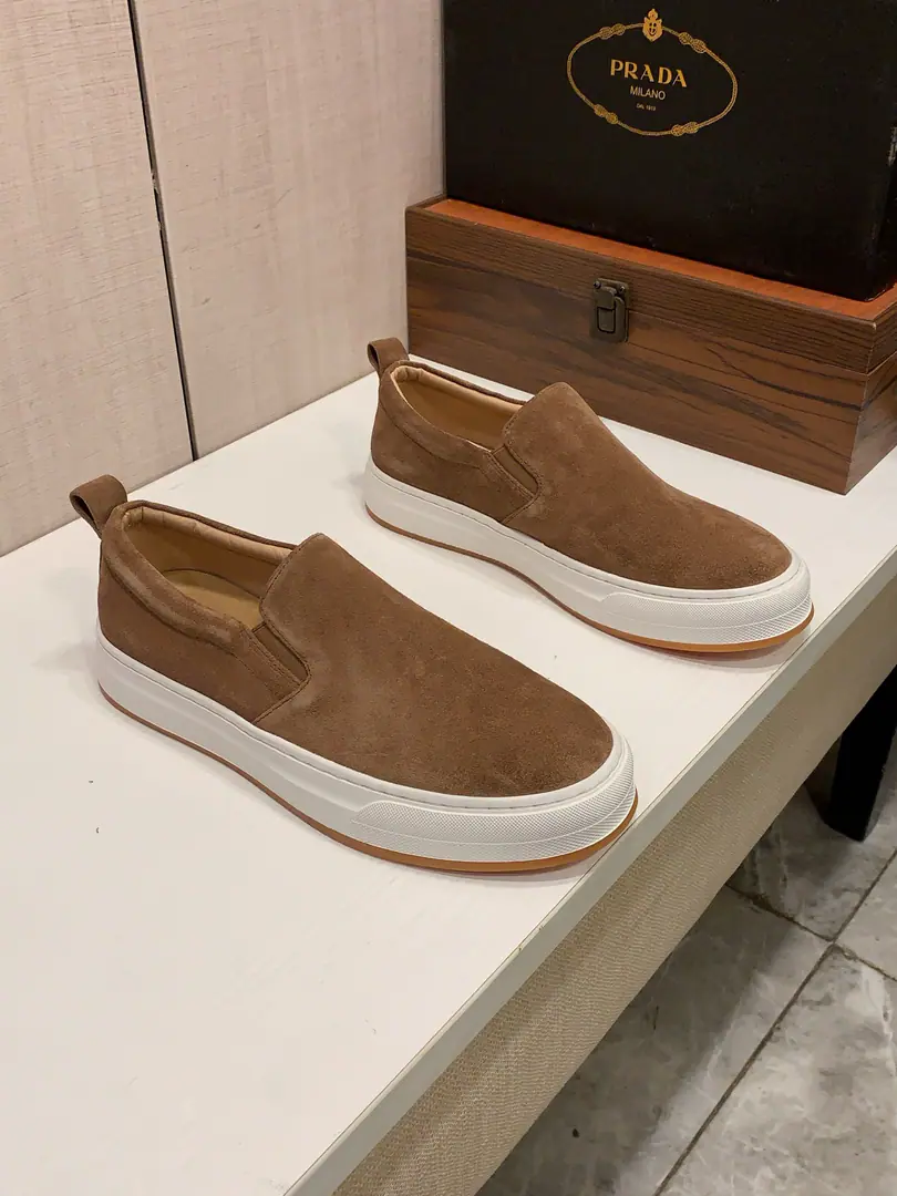New paragraph: Plant 🎩🎩[Lightning.][Lightning.] 《 Prada.PRADA* 》 Latest•Blasted leisure shoes., Top brand[- Snack.]Luxury～Requisitions, Top～Quality. [John.]The shoe face is for imported cow-featur.➕A little pep talk, pony mat.（•）- Fine work.. The original fashion style is soft and rubber-resistant to smooth the bottom., The upper feet are soft and comfortable., Physical shoot🎬The real thing is better., Pull the strap. It's a little bit of glue., 2291Code: 38-44, Custom45.46. 3️⃣Colour Selection