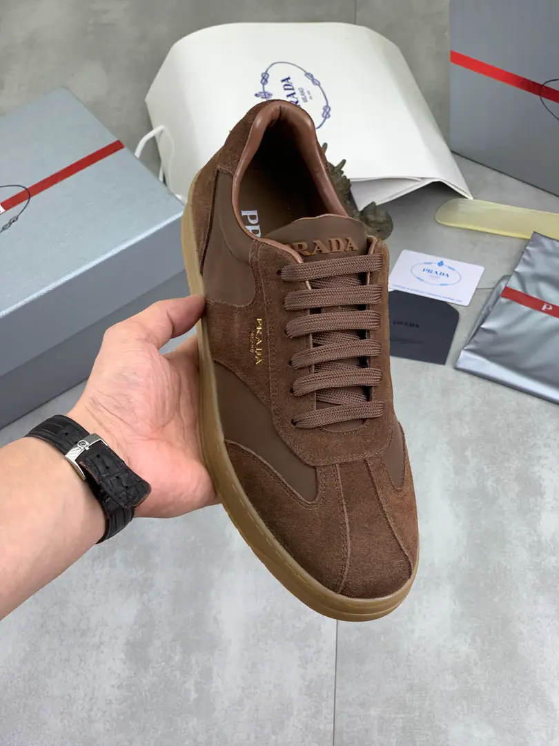 Plant prices 【Real value】Latest The official network is on the market., 🆘 Tide（Prada.Prada）The main pusher is the money., The front-hander's a fashion guy's shoe., Cow-faced.1: 1..Fashion is fine., The original imported cattle mats and feet inside the cow's skin.. The atmosphere is more adept and more strategizing., It'll turn the old mind around., You must be a fashionist.! You'll have to stay.! The high comforts.TPU- The bubble., Work at high quality. Codes: 38-45 5️⃣Colour Optional.