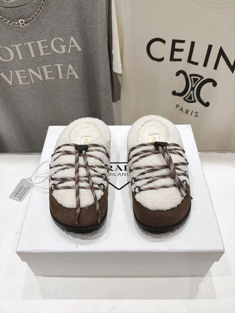 🏧𝐏𝐑𝐀𝐃𝐀Prada. Top Autumn and winter, half a bag of fur slippers. The fabric is imported into the anti-feather skin.+The wool. I'm gonna put my foot in the back and import the wool. Original OpenTPUOtsumi! Size 35-41 [40.41Make a reservation.]
