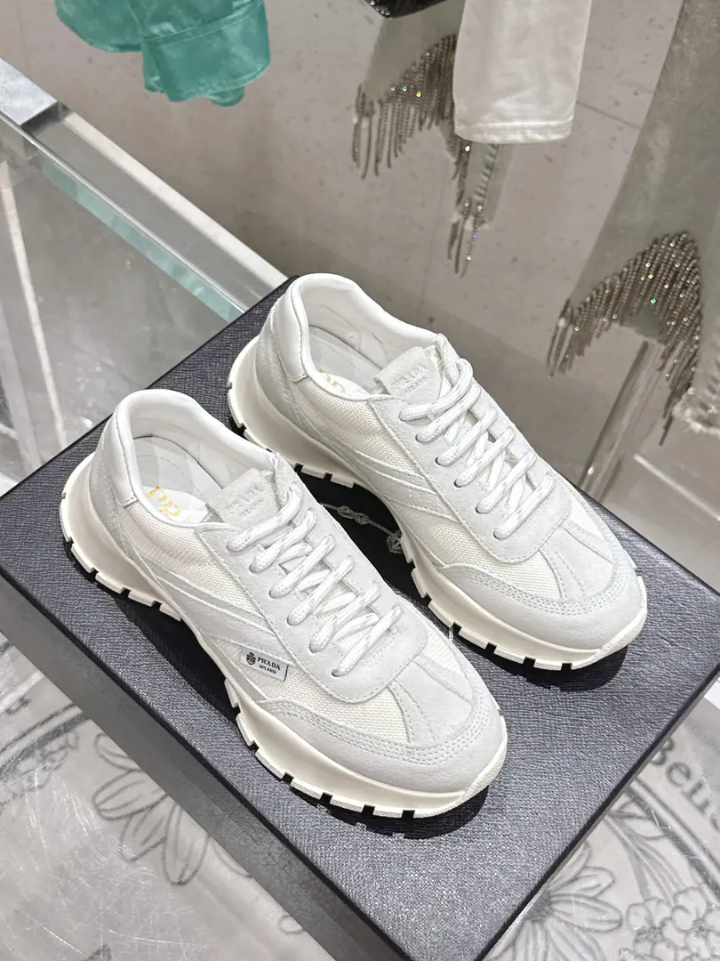 🏧𝐏𝐑𝐀𝐃𝐀Prada. Couples.👫Dad's shoes. 💫This black-soul old-shoe., The net, the skin., I'm taking a breath and a layer of myself., Black and white, dark and dark, snuggled legs., Walking around the air.. ⚠️Triangular logo low profile and recognition., It's not about the suit., A suit or a casual dress?, I can wear a lightly lavish sense of casuality., I can fight on commutes and weekends.💃🏽 ◾️Shoe.: Airnets.➕- Oh, Pete. ◾️Uchi.: Lamb skin.➕Airnets. ◾️Shoes under the sole.: Original plant1:1♪ And the whole thing ♪ ◾️Codes: 35-45 [Women40.41/Men45.46Do it.]