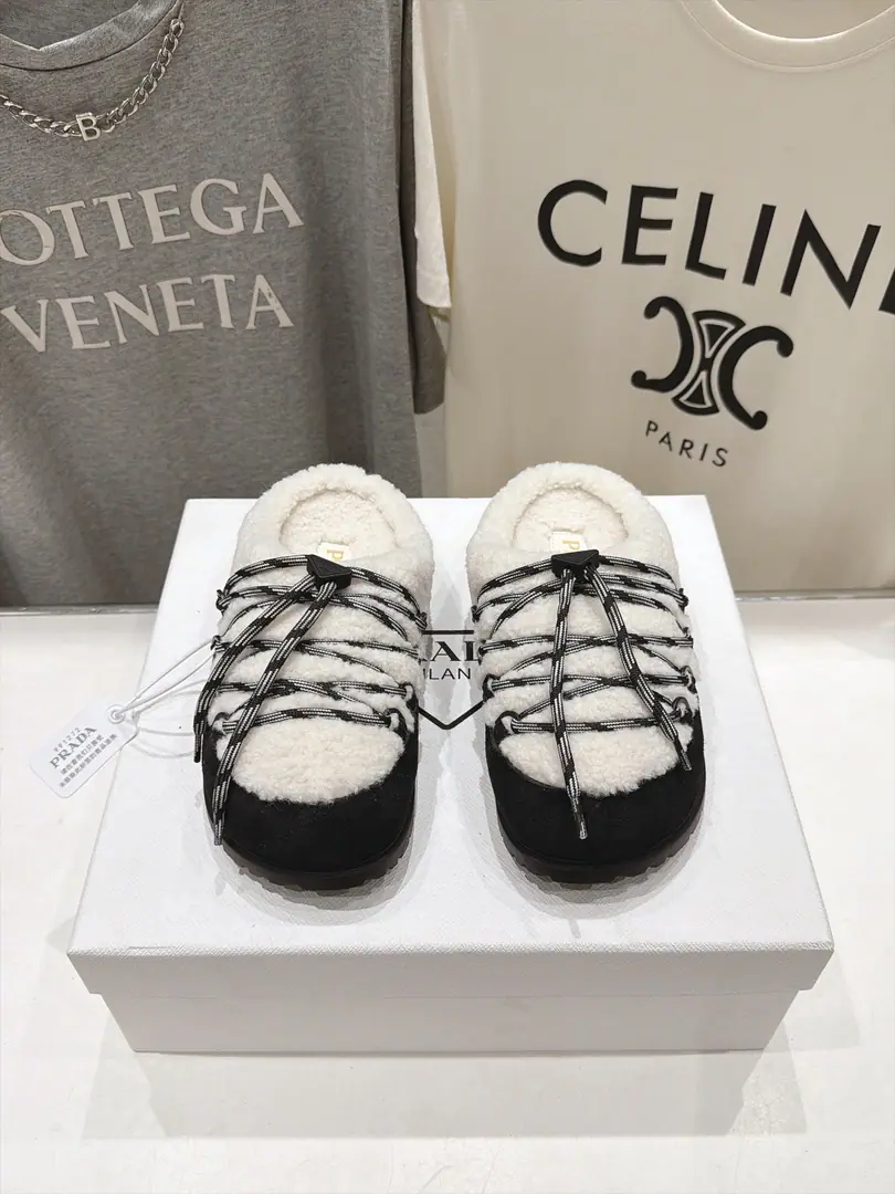 🏧𝐏𝐑𝐀𝐃𝐀Prada. Top Autumn and winter, half a bag of fur slippers. The fabric is imported into the anti-feather skin.+The wool. I'm gonna put my foot in the back and import the wool. Original OpenTPUOtsumi! Size 35-41 [40.41Make a reservation.]