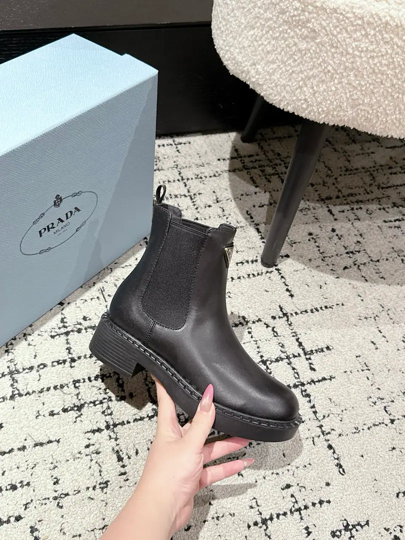 🏧PradaPrada's thick and old Martin boots. ♪ The oaks are loose ♪ Classic thick. A triangulation button. It's a little bit of air fashion.. The fabric imports the cow skins. The inside feet are so soft and delicate., My feet are comfortable. Rubber molds are smooth and light. Standard code number:35-41 [40.41Make a reservation.]