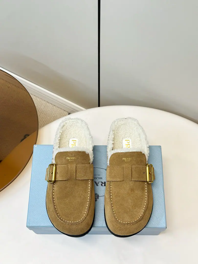 Prada｜Prada.26ssAutumn and winter, new twigs, with bourken lamb slippers.！ 26Autumn and winter, half-feathered and towed shoes., With a thin velvet face and soft lamb hair lined up., Metal-buttoning and thick-down design, Warm and high.. A graceful pair of shoes and a laziness of fury shoes., It's for the autumn and winter to build a high-level laxity mix., ♪ And I'll ride the leisure to the light ♪. Shoe.: Cows are counter-feat. I'm putting my feet together to plant wool. Slipboard Base Codes:35-40Code(40I'll make sure I don't change it.)