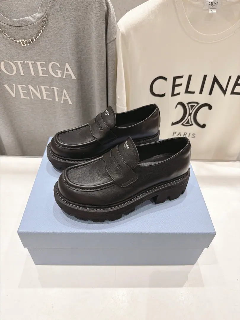 🏧𝐏𝐑𝐀𝐃𝐀New triangulation, single-shoes, Happy Shoes, leisure shoes..Top Quality💃🏽 Classic triangle~Classic Shoes, I can give you a full-eyed love.❤️A super-good pair of LeFoo shoes., Sweet.！ ✔Shoe.: Import head-decked cow skin ✔Uchi.: Lamb skin., Comfortable 100%., It's a hard one. ✔Base: The original model of the rubber floor., The shoes are so good., Conscience price ✔Size: 35-39 (40Do it.)
