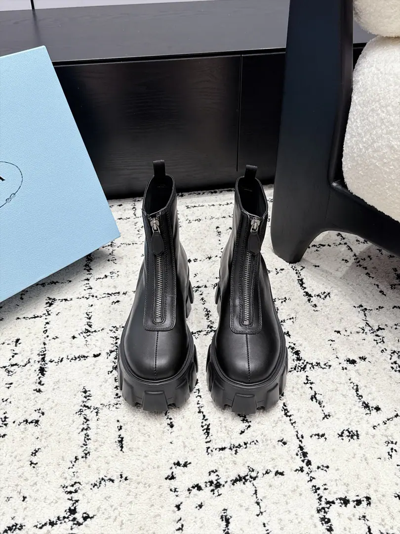 Prada 26/Prada's front zippers and boots. The shoes are really good this season., The milk tea system is perfect for the first fall., New shoes are so hot., Fashioned, leisure boots., It's so unique., Everybody loves and rides easy. It's gonna blow every year..And there's a hundred classic shoes., Enough to conquer you., Put it on., I'm not going to miss it., The feet are simple and handsome. ✔️Shoe.: Cows are counter-feat./Bullskins. ✔️Uchi.: Bullskins. ✔️Otsumi!: Original version to open ✔️SIZE: 35-41（40 41Custom without re-offer）