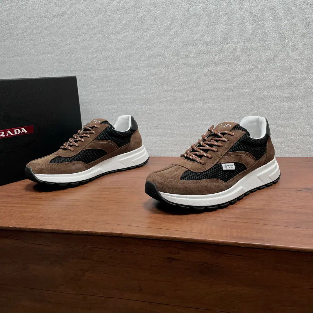 Prada A man's new recreational shoes. This sneakers combine style with comfort., A unique motion design is defined by fine material and detail.. Use smooth little cow skin., Fly leather and nylon fabrics air-net eye-eyes., Adjust with Double Circle Ribbon, It's a multifunctional and modern sense of style., Fashion is a lot of fun., The external side is labeled with branding., Shoe tongue and back of the tracks.PradaLogo, MatchPThe base of a classic tyre tattooed rubber shoe., The fabric of the cattle is mixed inside., The logo, the cow's skin and foot., Makes a comfortable dress experience.. Full packaged dustproof bags！ Codes: 39-40-41-42-43-44 Standard leather shoe size.（38/45I'll make sure it's not changed.） The cargo.: 2E3159Network Black Brown.