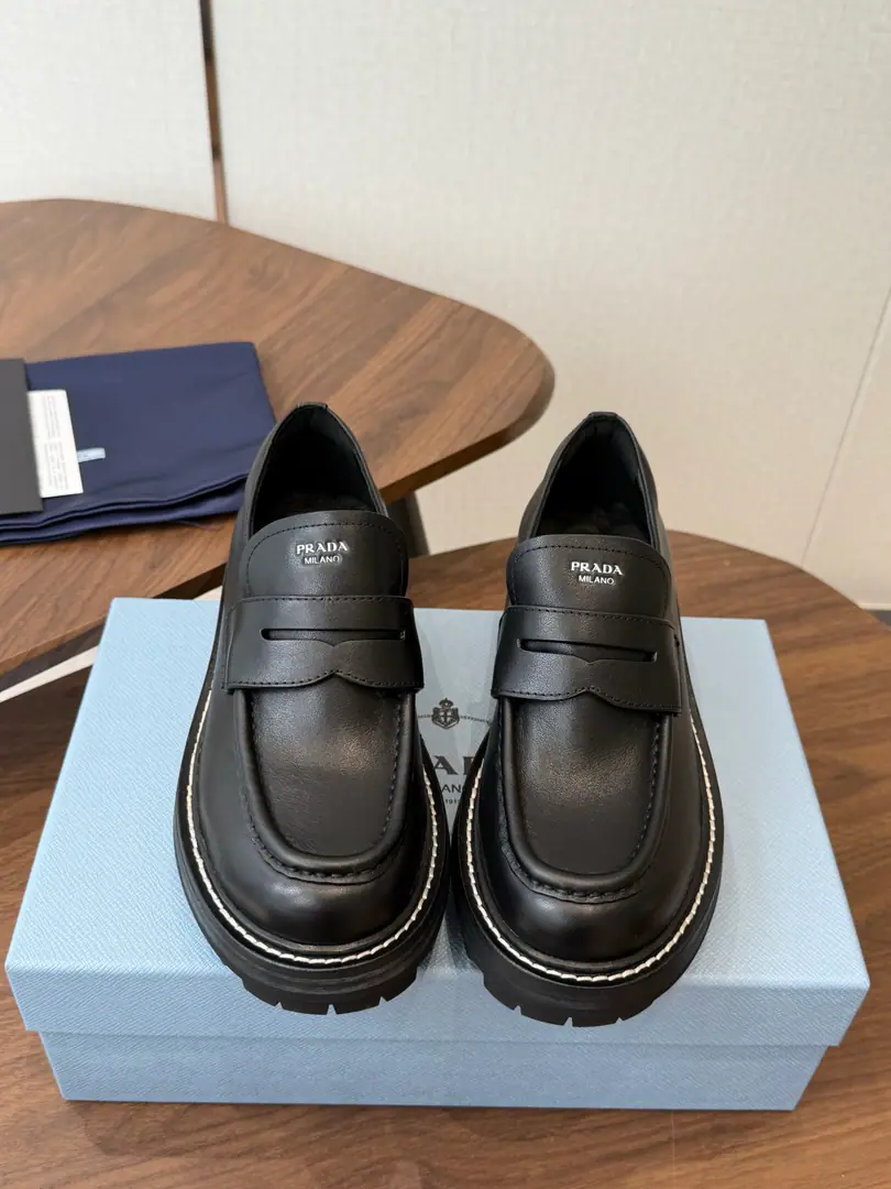 PradaPrada. 26ss Autumn The thick deer-Lifer shoes. Fashioned, leisure shoes. It's so unique., Everybody loves and rides easy. It's gonna blow every year..And there's a hundred classic shoes., Enough to conquer you., Put it on., I'm not going to miss it., The feet are simple and handsome. Fabulous.: Importing cow skin Uchi.: I'm gonna get my feet wet. Soft and delicate., My feet are comfortable. Otsumi!: Rubber Bottom➕Real threads. Bottom: #5CM Size: #35-40（40 Make a no-refund order.）