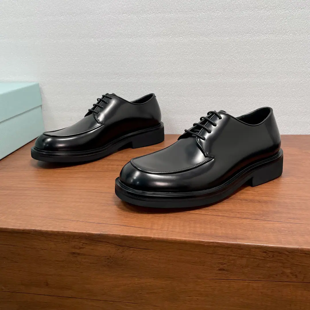 Prada The man's new leather department with Derby's shoes. This is a nice, elegant pair of shoes.. Made with black cow hide and bright face, hand-skinned, bead-and-gold leather., Sewing of imported car beds, Tie the Derby design., Combining the skin with the vulcanization resistant grinding.EVAThe bubbles are so light and so deep., Full cow skin and a gold-hot pedal., - He's a man.. Classic Fashion, The upper foot is comfortable.！Dustproof bag with original box！ Codes: 39-40-41-42-43-44 Standard leather shoe size.（38/45I'll make sure I don't change it.） The cargo.: XY Tie it. Black beads.